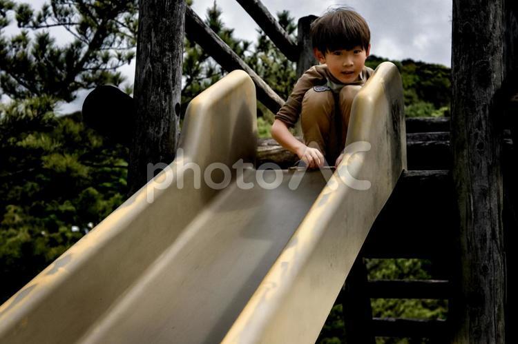 ※＜素材＞春の早朝に滑り台で遊ぶ少年 子供,滑り台,公園の写真素材