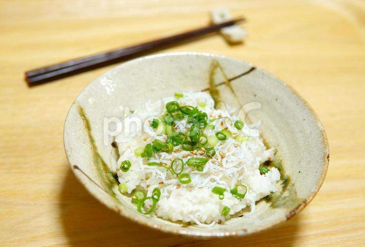 しらすご飯（箸あり） しらす,釜揚げ,小葱の写真素材