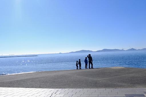 家族旅行 家族,海,父の写真素材