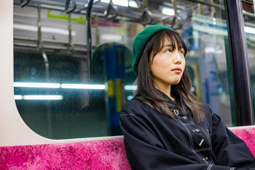 Female college student returning home by train, JPG Female college student returning home by train, 女子, 电动火车, 回国, JPG