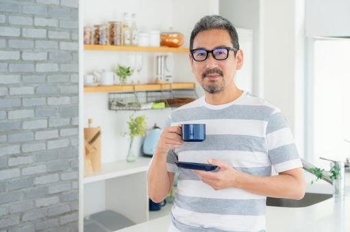 キッチンでコーヒーを飲むミドルの男性 キッチンでコーヒーを飲むミドルの男性 男性,ミドル,コーヒーの写真素材