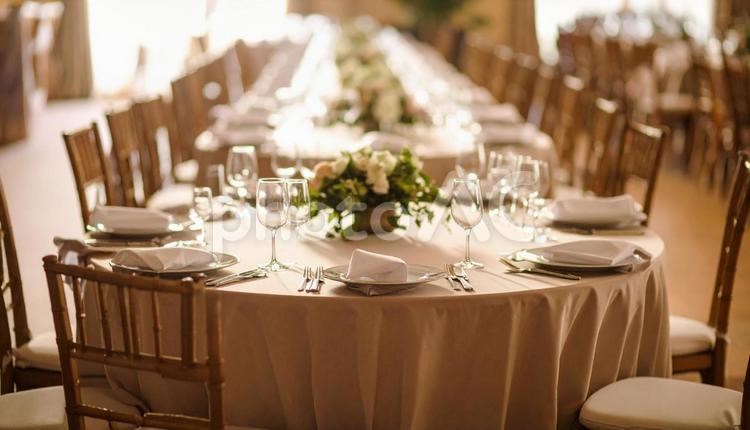 結婚式場のまだ食事が載っていないテーブル 結婚式,式場,披露宴の写真素材