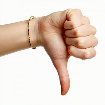 親指を下げる女性の手:拒否のジェスチャー 親指を下げる女性の手:拒否のジェスチャーの写真