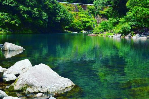 透き通った川 透き通った川の写真