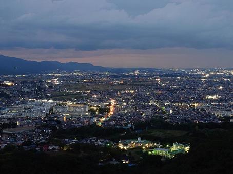 湘南平から眺める湘南の街並みの夜景の写真