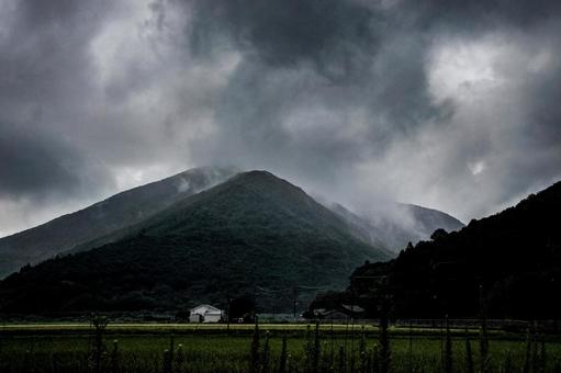 <五島の風景>夏の大雨の朝の雨雲と山霧 <五島の風景>夏の大雨の朝の雨雲と山霧の写真