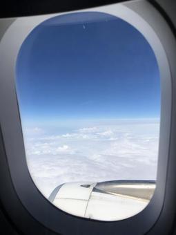 飛行機の窓の外 飛行機の窓の外 空,雲の上,飛行機の写真素材