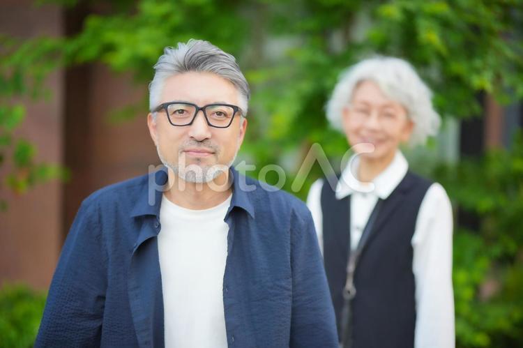 散歩するカメラ目線の夫婦 夫婦,シニア,散歩の写真素材
