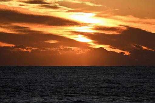 伊豆大島の夕刻の海 伊豆大島,大島,伊豆七島の写真素材
