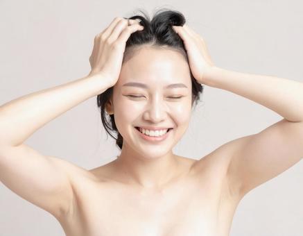 頭皮マッサージをする女性 頭皮マッサージをする女性の写真