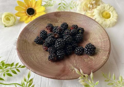Blackberries containing polyphenols for beauty (side view), JPG