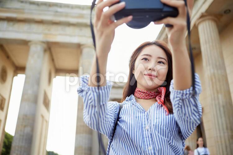 自撮りする海外旅行中の女性2 海外旅行,女性,日本人の写真素材