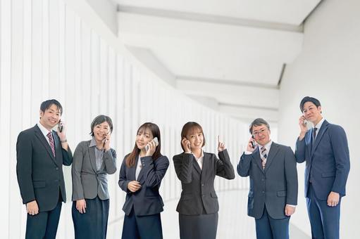 スマホで話すビジネスチーム スマホで話すビジネスチーム スマホ,スマートフォン,男性の写真素材