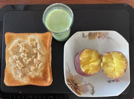 落花生のペースパンと蒸し薩摩芋などの昼食 昼食,自家栽培茹,落花生の写真素材