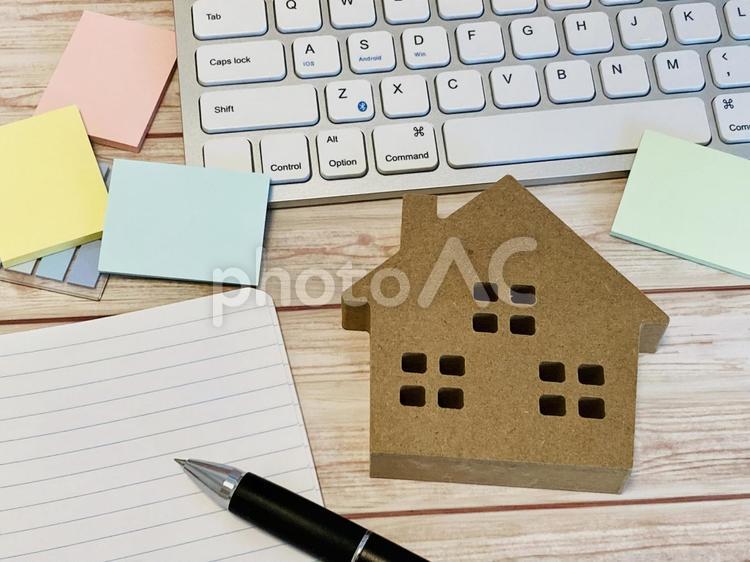 不動産のことをパソコンで調べる 家,マイホーム,住居の写真素材