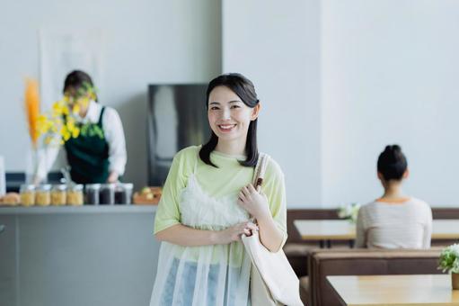 買い物をする若い女性 買い物をする若い女性 買い物,ショッピング,カフェの写真素材