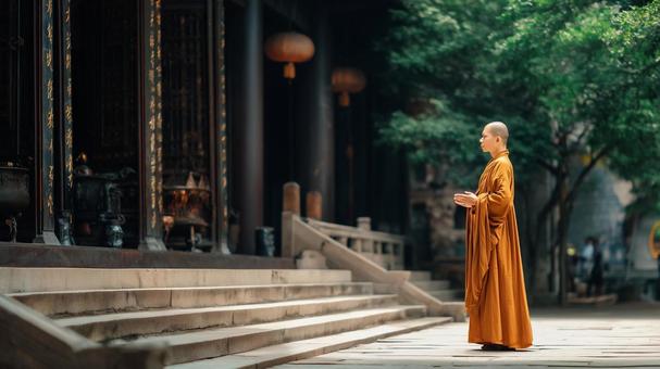 高僧が拝殿をする 高僧が拝殿をするの写真