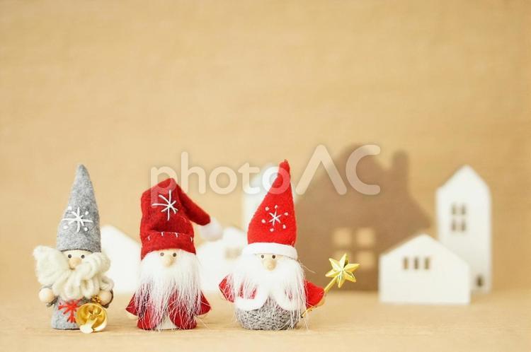 並んだサンタと遠くの家のクリスマス背景 クリスマス,サンタ,並ぶの写真素材