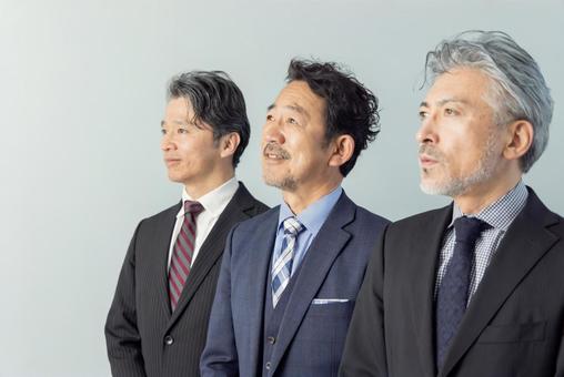 見上げるミドルエイジ男性ビジネスパーソン 見上げるミドルエイジ男性ビジネスパーソン エグゼクティブ,ビジネスマン,見上げるの写真素材