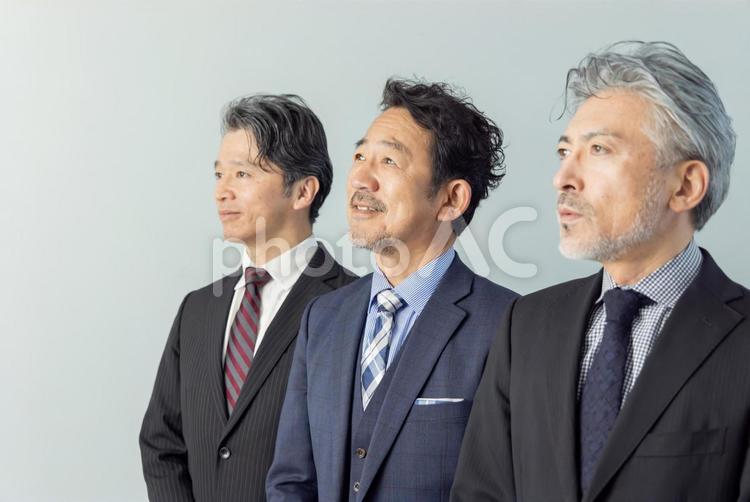 見上げるミドルエイジ男性ビジネスパーソン エグゼクティブ,ビジネスマン,見上げるの写真素材
