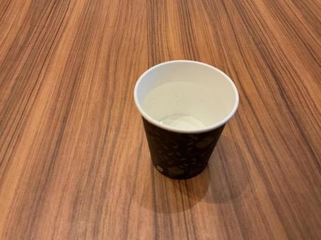 水の入ったカップ 水の入ったカップの写真