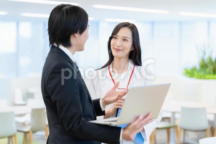病院で医者と商談をするMR 医者,mr,病院の写真素材