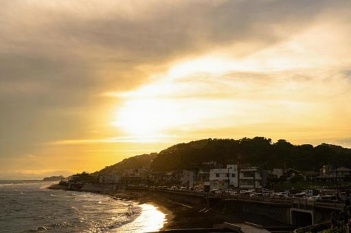 夕暮れの海岸線 風景,夕焼け,夕景の写真素材