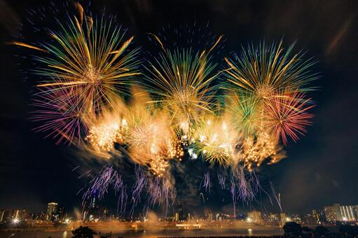 夜空に咲く光の華 花火,打ち上げ花火,花火大会の写真素材