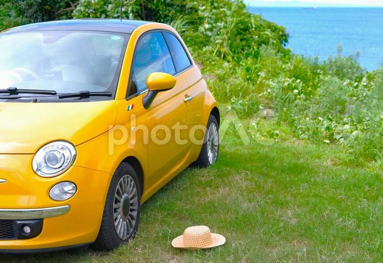 イタ車とハットonザ・ヒル 車,外車,帽子の写真素材