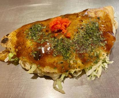鉄板で焼いたお好み焼き(関西風) 鉄板で焼いたお好み焼き(関西風) お好み焼き,関西風,鉄板焼きの写真素材