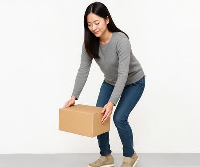 引越し作業中の女性 引越し作業中の女性の写真