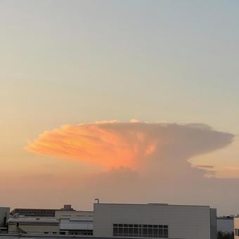 夕焼けに染まる積乱雲と夕空 夕焼けに染まる積乱雲と夕空 夕焼け,積乱雲,雲の写真素材