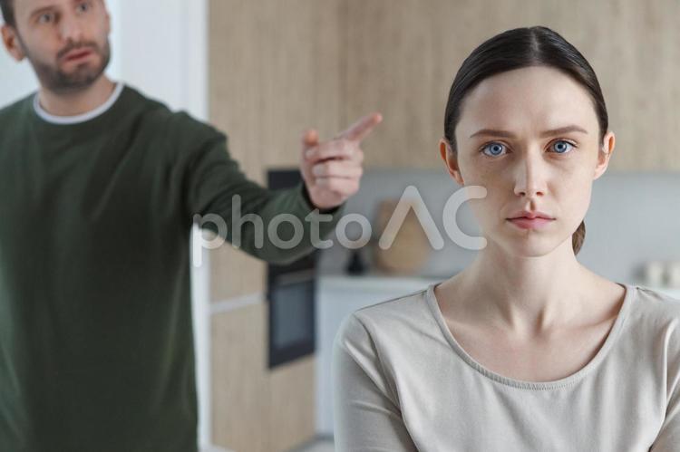 カメラ目線の女性と指さす男性 カップル,夫婦,男性の写真素材