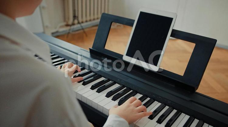 電子ピアノを両手で練習する人の手元 キーボード,鍵盤,手元の写真素材