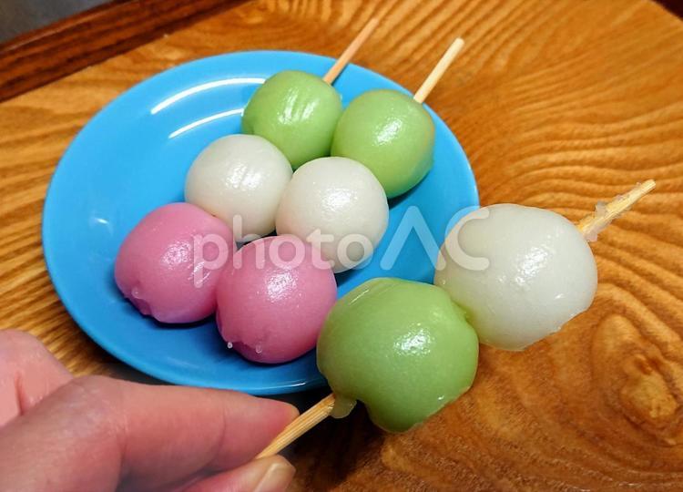 お花見だんごを食べる 花見団子,三色団子,団子の写真素材