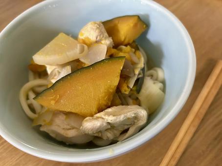 かぼちゃと鶏むね肉の味噌煮込みうどん かぼちゃと鶏むね肉の味噌煮込みうどん 食卓,料理,和食の写真素材