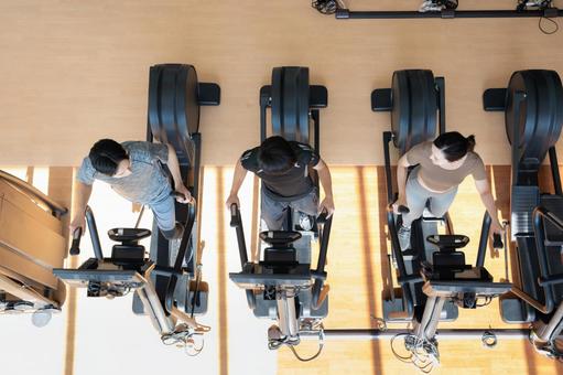 スポーツジムでトレーニングをする若い男女 スポーツジム,フィットネス,ダイエットの写真素材