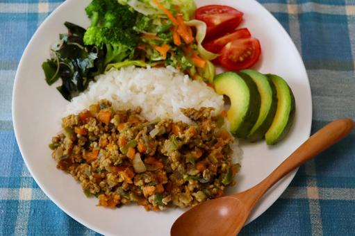 Photo, keema curry, avocado, salad, 