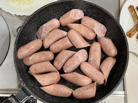太いソーセージを炒める ウィンナー,フライパン,肉の写真素材