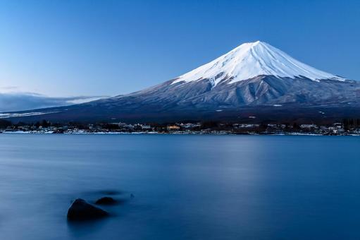 冬の河口湖と静寂に佇む青い富士山 冬の河口湖と静寂に佇む青い富士山 富士山,冬,河口湖の写真素材
