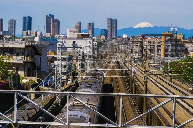 歩道橋から見た富士山と東海道線の電車 富士山,山,電車の写真素材