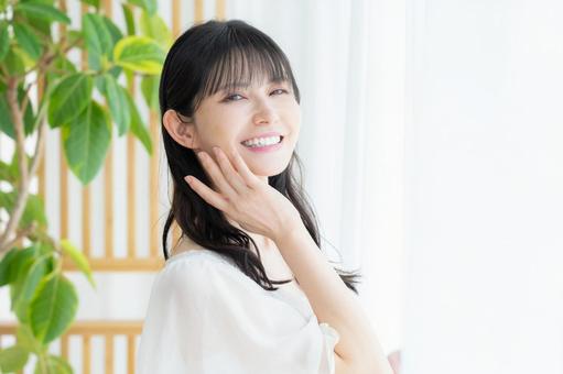 リビングでスキンケアをするミドルの女性 リビングでスキンケアをするミドルの女性 ビューティー,スキンケア,女性の写真素材
