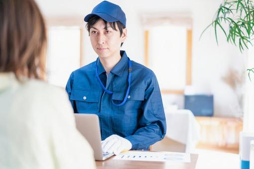 建築業者の見積もりを聞く女性 建築業者の見積もりを聞く女性 営業,建築,インテリアの写真素材