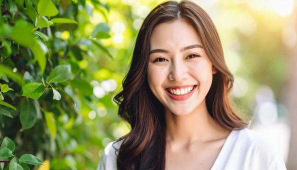 緑豊かな自然の中で笑顔の若い日本人女性 緑豊かな自然の中で笑顔の若い日本人女性の写真