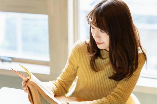 読書をする女性 読書をする女性 女性,読書,本の写真素材
