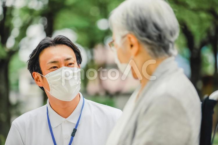 車椅子に乗った高齢者女性と介護士 介護士,理学療法士,作業療法士の写真素材