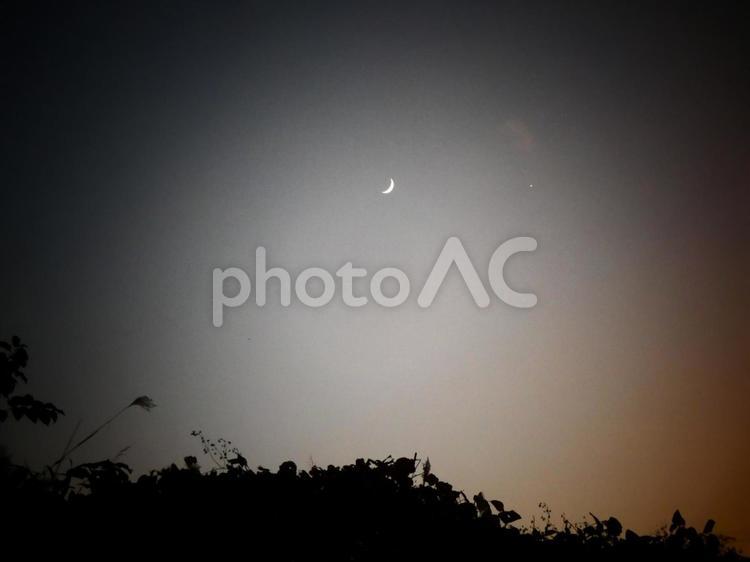 薄暮の月 空,薄暮,夕暮れの写真素材