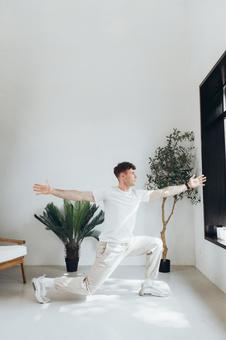 戦士のポーズをする男性 男性,外国人,欧米人の写真素材