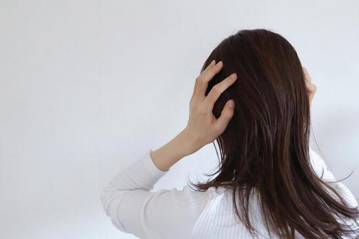 頭を抱える女性 悩み 頭を抱える女性 悩み 頭を抱える,悩み,ストレスの写真素材