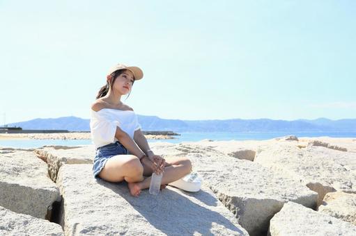 防波堤で遠くを見るボーイッシュな女性 防波堤で遠くを見るボーイッシュな女性 女性,海,夏の写真素材